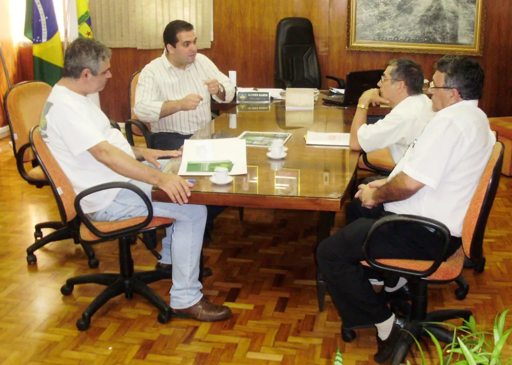  Serea, Alcides Ramos e voluntários do Observatório Social, durante encontro na Câmara
