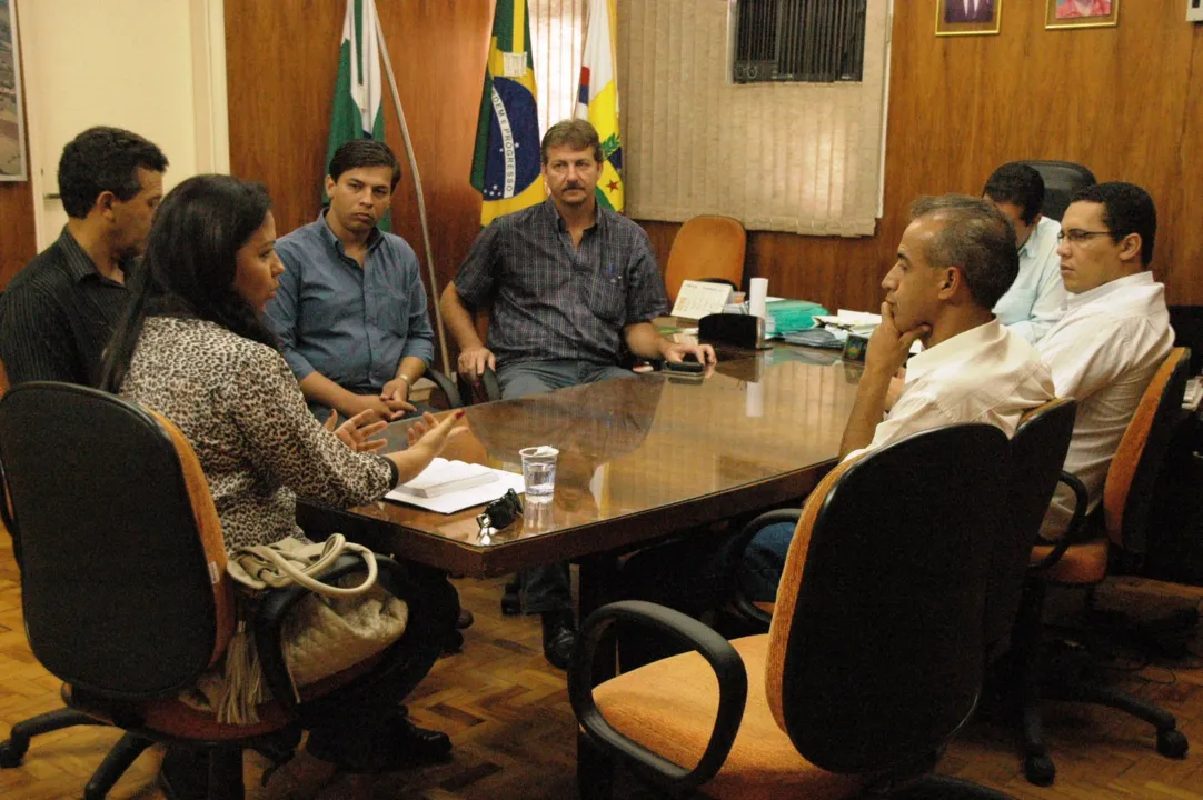  Vereadores e representantes da Transporte Coletivo Cidade Canção