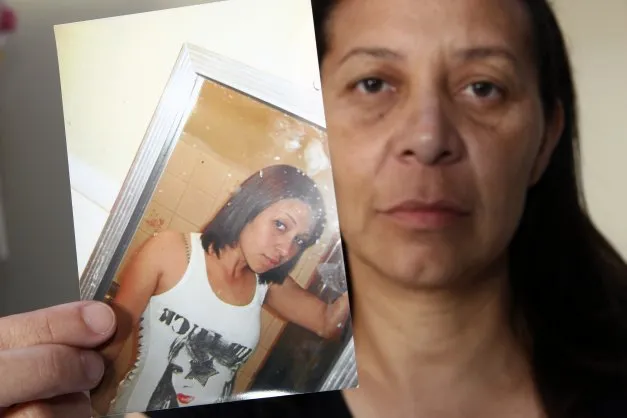  Mãe mostra a foto da filha Taíse Rodrigues Dias, de 16 anos