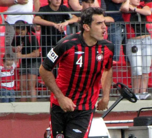  Zagueiro rubro-negro marcou três gols nos últimos três jogos