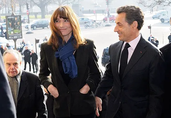  O presidente Nicolas Sarkozy (à dir.), sua mulher, Carla Bruni, e o ministro da Cultura, Fréderic Mitterrand (à esq.)