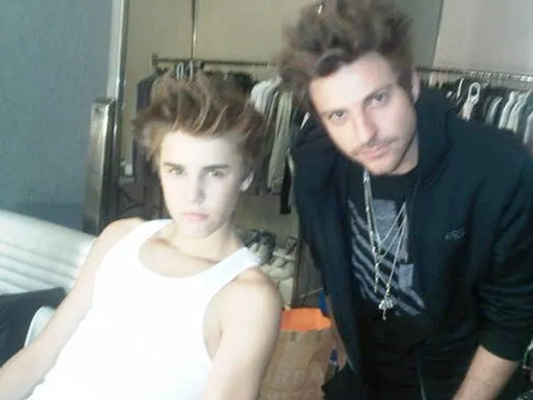  Justin Bieber posta foto com cabelo a la Robert Pattinson