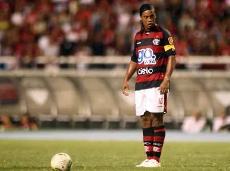  Ronaldinho começou bem a partida, com boa movimentação e bons passes