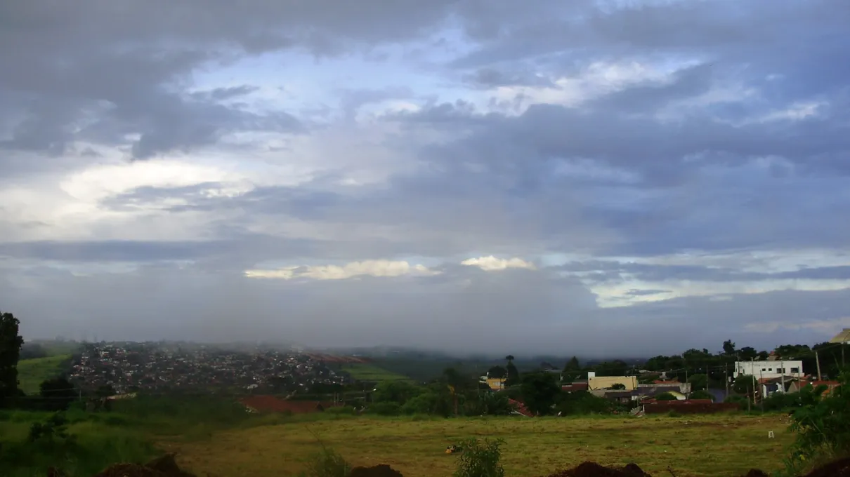  Bruma se forma em visão do horizonte em Apucarana