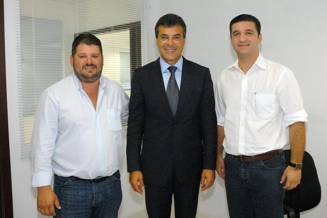  Maurício Camargo, de Cruzmaltina, governador Beto Richa e Adilson Silva Lino, de Faxinal, durante encontro em Curitiba