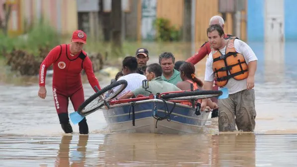  Bombeiros resgatam famílias desabrigadas devido à forte chuva em Santa Catarina