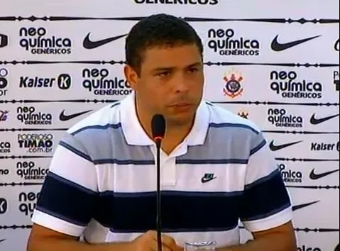  O atacante Ronaldo durante entrevista  no CT do Corinthians