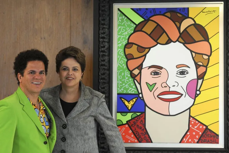  A presidenta Dilma Rousseff recebe o artista plástico Romero Britto, que lhe presenteou com um quadro feito em sua homenagem