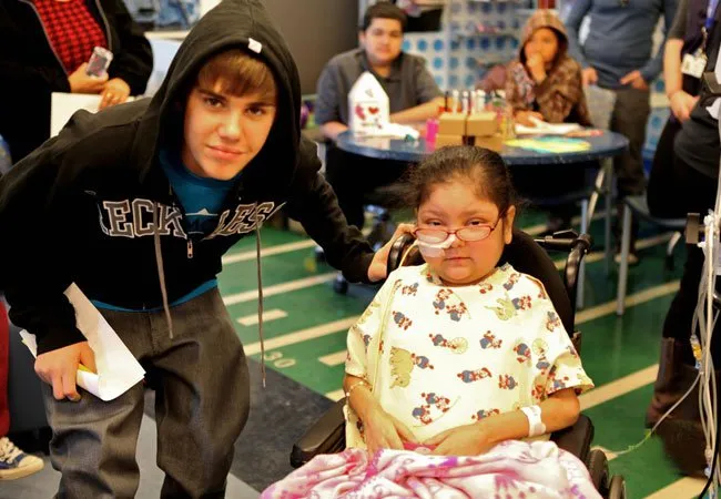  Justin Bieber posa com uma criança no Mattel Children´s Hospital UCLA, em Los Angeles