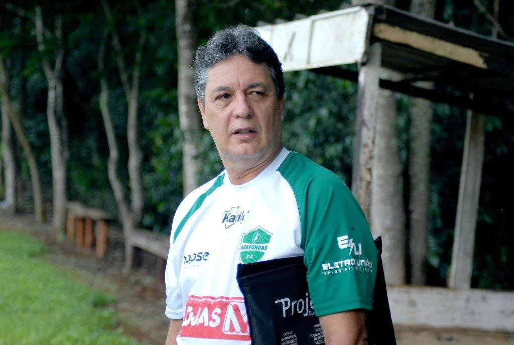 O Arapongas Esporte Clube, sétimo colocado no Campeonato Paranaense com 13 pontos, apresentou nesta terça-feira pela manhã no Estádio do Sesi, em Arapongas, o treinador Antônio Moura Sanches, o Toninho Moura