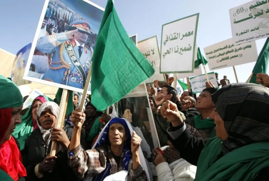  Apoiadores do governo em manifestação neste sábado, quando o país enfrentou protestos contra o líder da Líbia