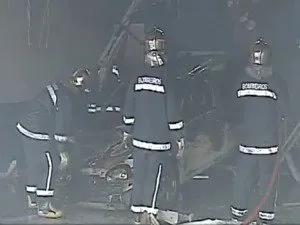  Loja de carro é atingida por incêndio, em Londrina.