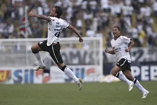  Fabio Santos comemora gol de falta, o primeiro marcado no clássico contra o Santos