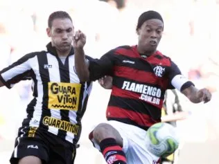  Ronaldinho Gaúcho tenta fugir da forte marcação botafoguense no Engenhão