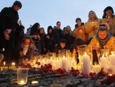  Moradores de Moscou depositam flores e velas durante homenagem a vítimas de ataque no metrô; onda de atentados já fez 53 vítimas em quatro dias.
