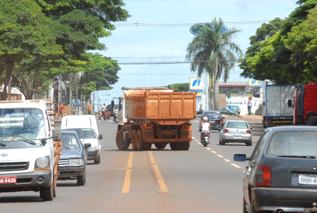  Caminhão faz conversão a esquerda na Avenida Minas Gerias 