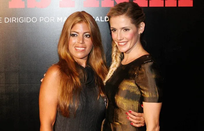 Deborah Secco com Raquel no lançamento do filme