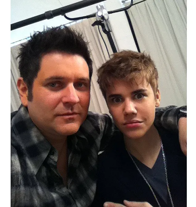 O músico Jay DeMarcus e Justin Bieber, na primeira foto que foi divulgada do cantor adolescente com o famoso cabelo cortado