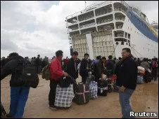 Estrangeiros tentam deixar a Líbia