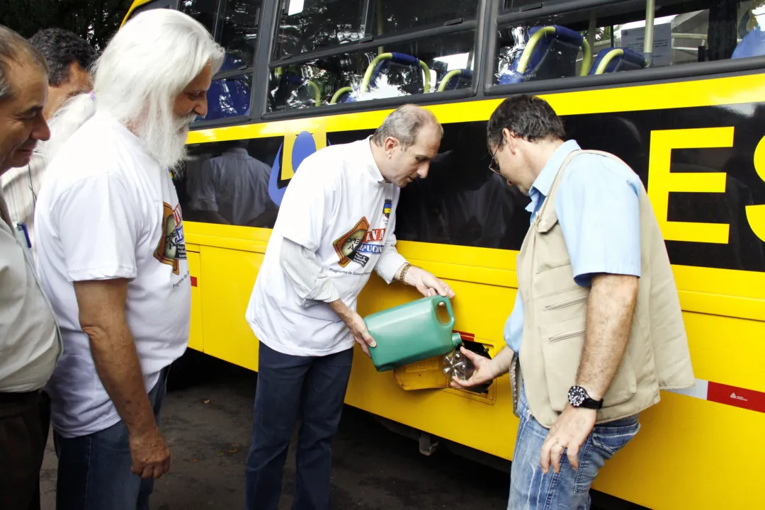  Secretário da Sematur João Batista e o prefeito João Carlos abastem o ônibus da frota escolar 
