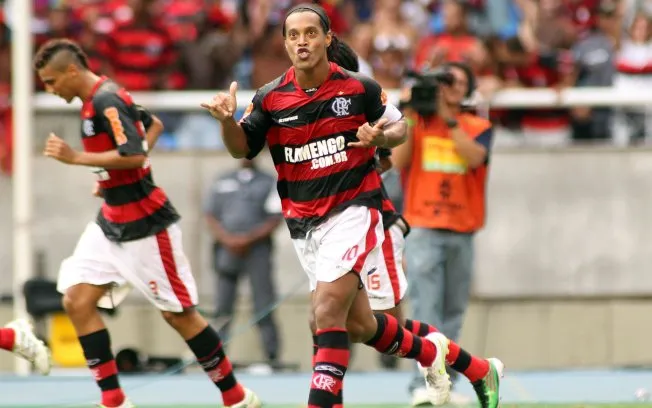  Ronaldinho comemora após marcar de falta o gol do título da Taça Guanabara para o Flamengo