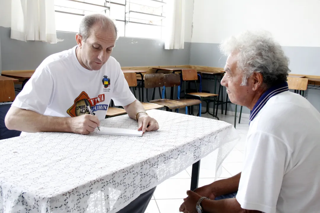  Prefeito João Carlos conversa com morador de bairro de Apucarana