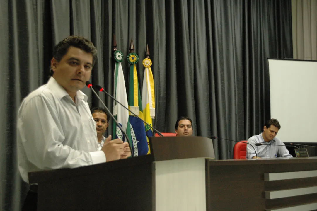  Professor Rogério Ribeiro, diretor da Faculdade Estadual de Ciências Econômicas de Apucarana 