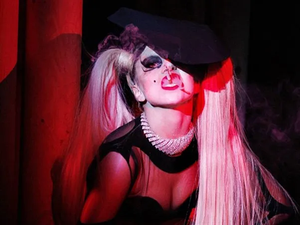  Gaga com o polêmico cigarro na passarela