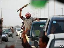  Manifestante carrega lançador de granadas na Líbia