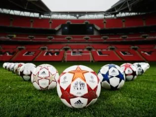  Finale London, ao centro, é a bola que será usada na decisão da Liga dos Campeões de 2011