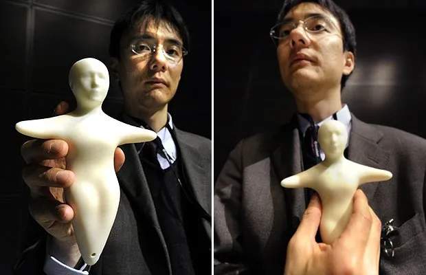  Pesquisador Takashi Minato mostra como funciona o celular 'humano' 