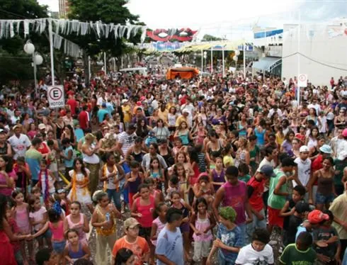  Carnaval na Avenida de Astorga : público médio de dez mil pessoas