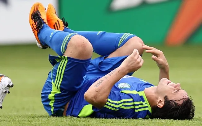  Kleber sofre falta e cai durante o treino do Palmeiras nesta terça-feira