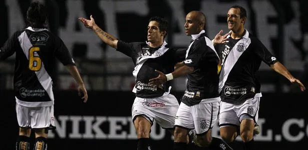  Jogadores da Ponte Preta comemoram gol que tirou a invencibilidade do Corinthians