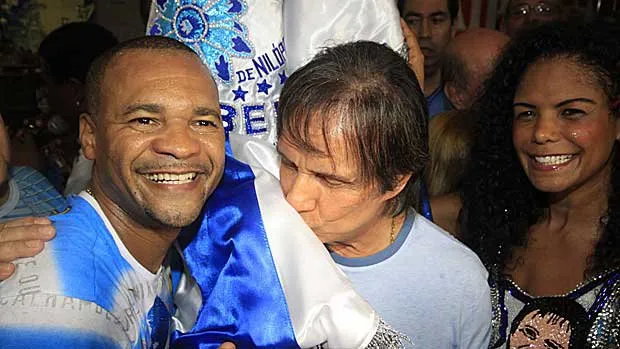  Roberto Carlos beija a bandeira da escola campeã do carnaval carioca
