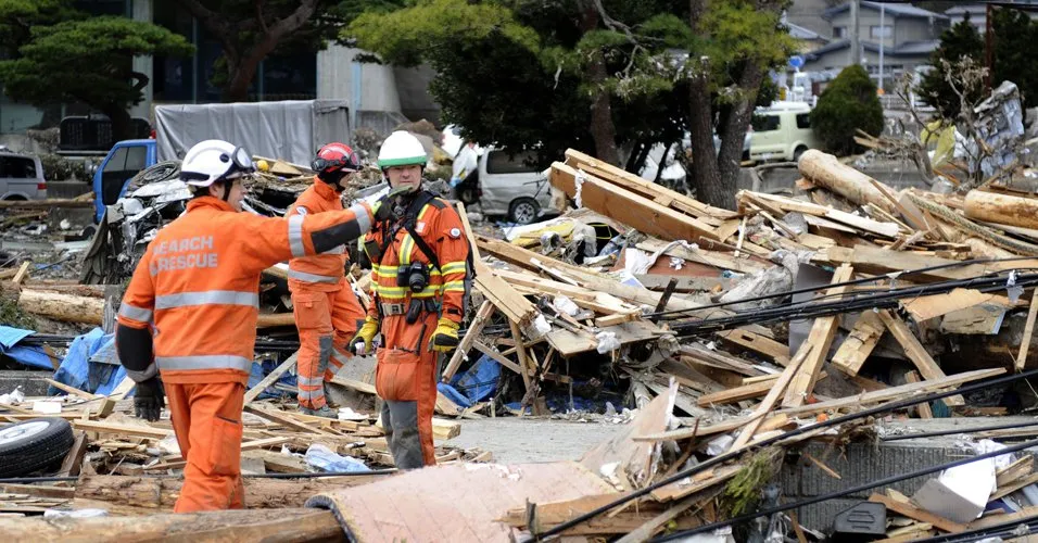   Equipes de resgate britânicas procuram por vítimas durante operação na cidade devastada de Ofunato, província de Iwate