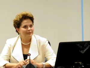 Dilma disse que está à disposição do Estado do Paraná