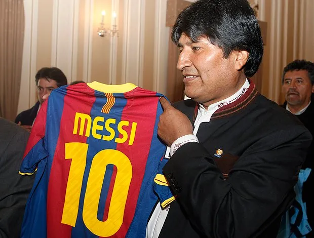  Evo Morales exibe a camisa que teria sido enviada por Messi para ele na Bolívia