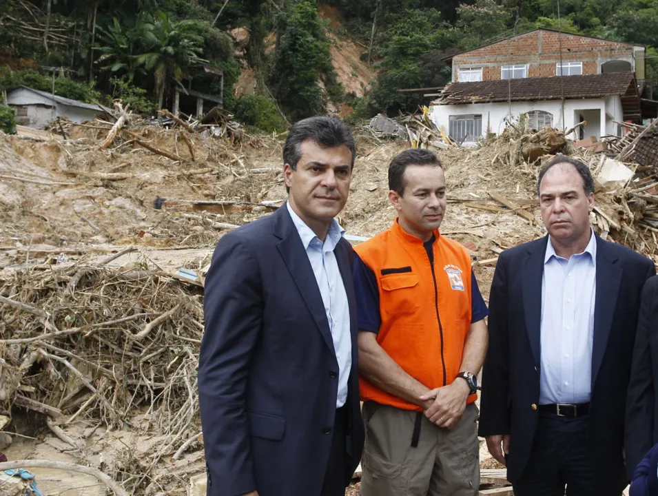  O governador Beto Richa e o ministro da Integração Nacional, Fernando Bezerra Coelho, inspecionam áreas afetadas pelas chuvas dos últimos dias no Litora