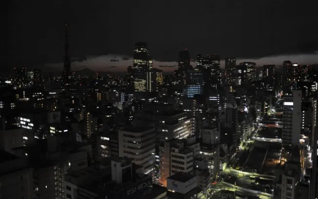  Luzes são apagadas para economizar energia em Tóquio, capital do Japão