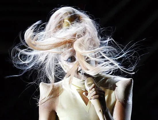  Lady Gaga apresenta música "Born This Way" na cerimônia de entrega do Grammy Awards em fevereiro
