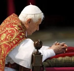  Papa Bento XVI durante a celebração da Paixão de Cristo