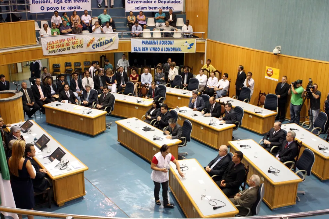 Deputados estaduais durante sessão itinerante na Câmara de Londrina, no início da noite de ontem 