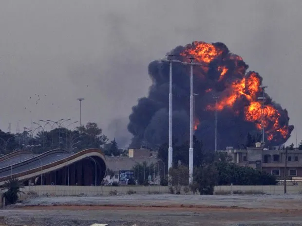 Imagem mostra explosão na periferia de Benghazi após a derrubada de um avião das forças leais a Kadhafi pelos rebeldes  