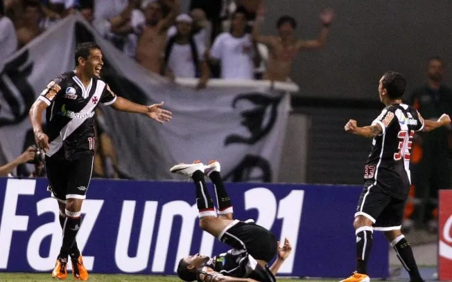  Diego Souza(esq.) e Eder Luis (chão) comemoram gol do Vasco contra o Botafogo