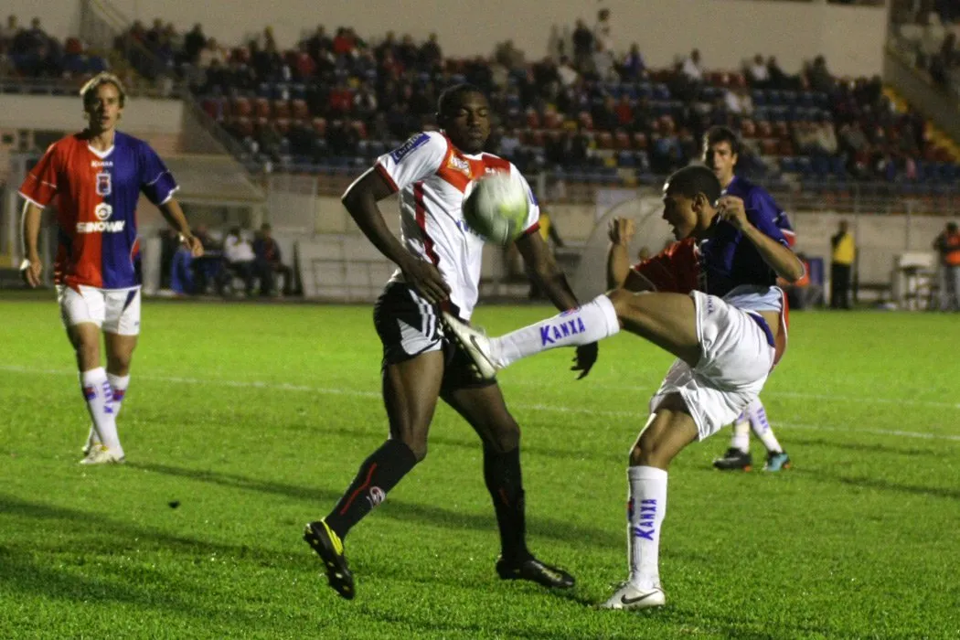O zagueiro Luís Paulo, disputando lance com o atacante Léo, do Paraná Clube, é dúvida para amanhã contra o Altético-PR