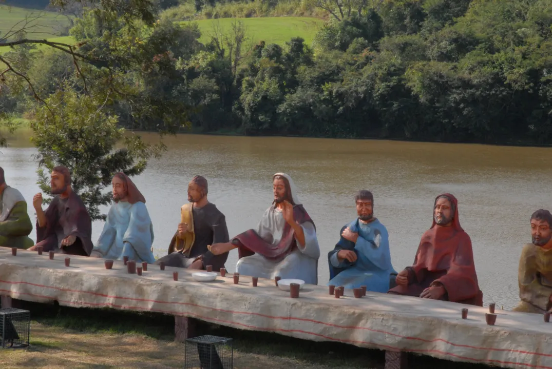  Parque da Redenção, em Apucarana, reúne personagens bíblicos esculpidos em tamanho gigante