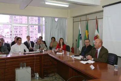  O secretário do Trabalho, Luiz Cláudio Romanelli, fala durante a reunião