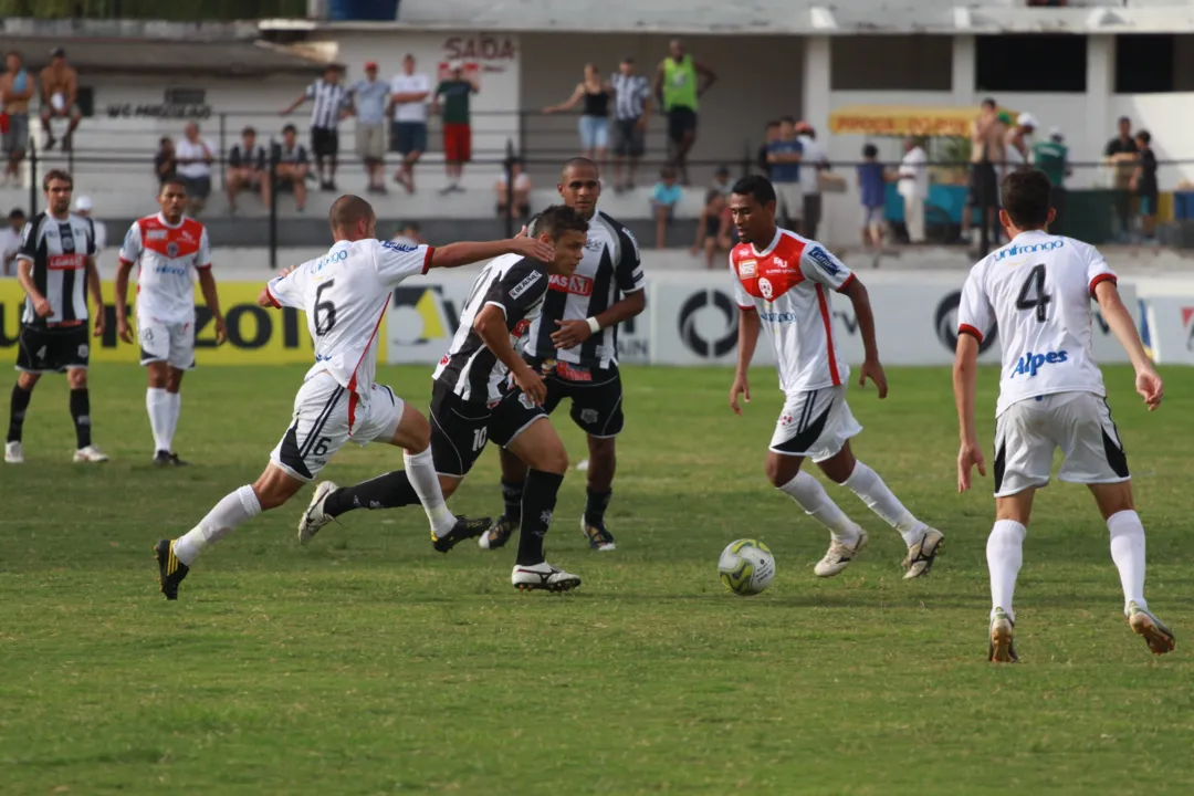  O lateral-esquerdo Rogerinho e o zagueiro Robenval, do Roma, disputam lance com o meia Ceará