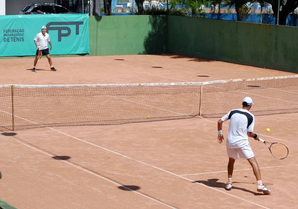  O Country, de Apucarana, durante quatro dias, sediou o Torneio Tema x Open de Tênis